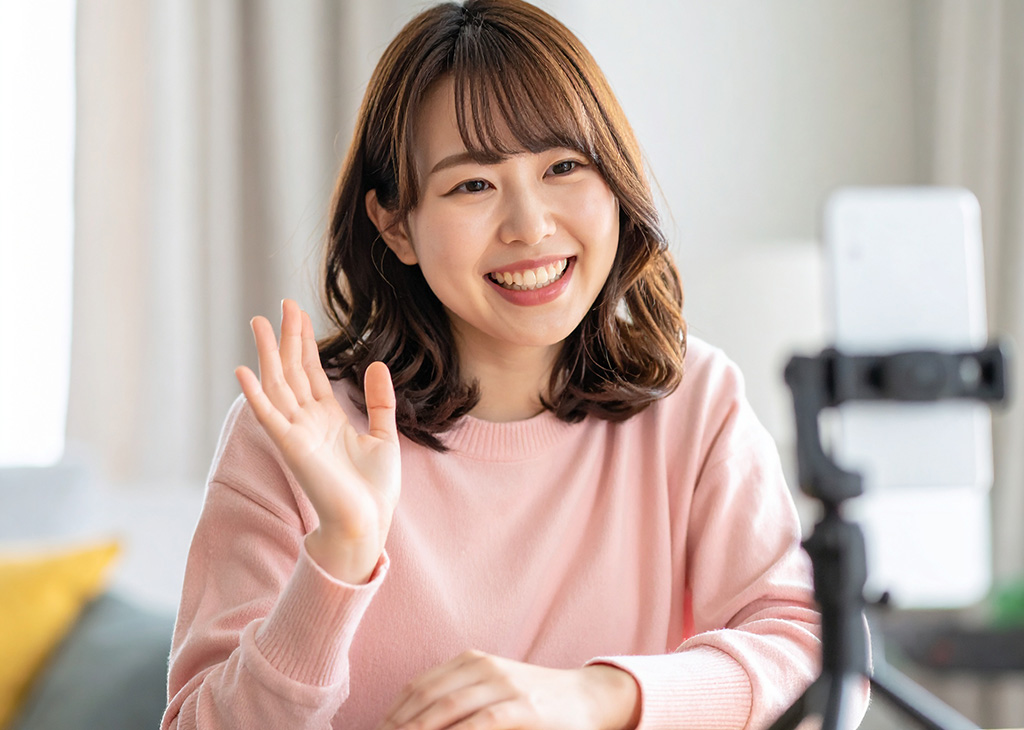ライブ配信をしている女性